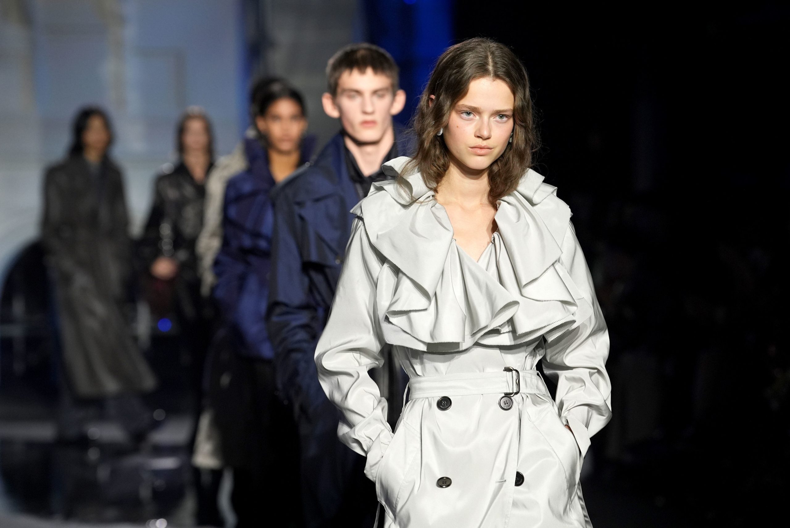 Burberry - Kultni mantil bio je zvezda kolekcije; Foto: Lucy North/PA via AP