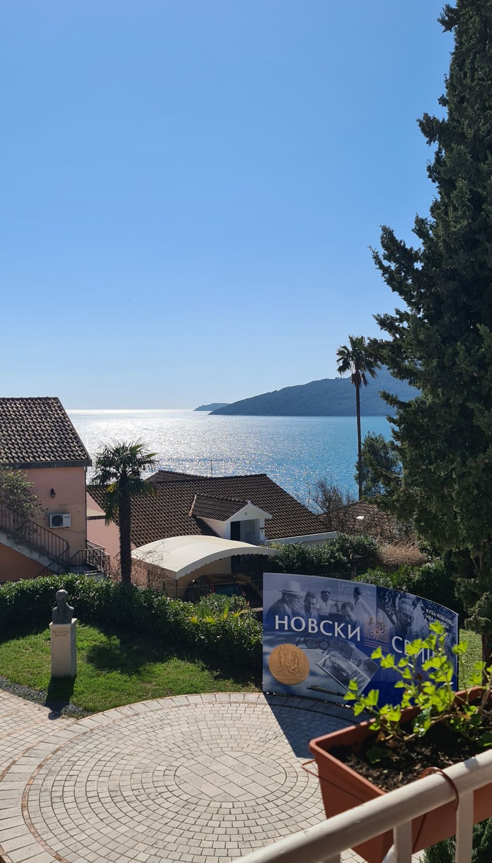 On, koji je pisao o mostovima, sudbinama, istorijama naroda - ovde je gledao more.