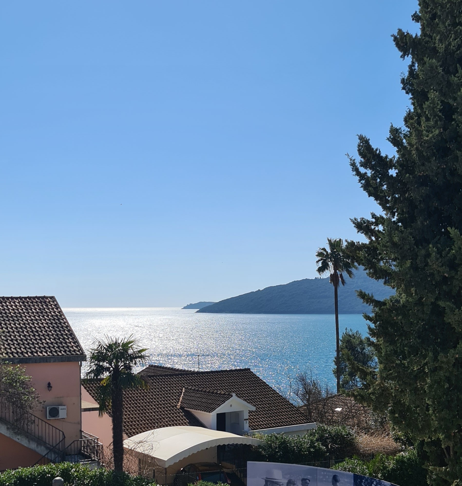 Neke kuće čuvaju smeh, neke tišinu, neke odsustvo... Foto: Na moj način/Marija