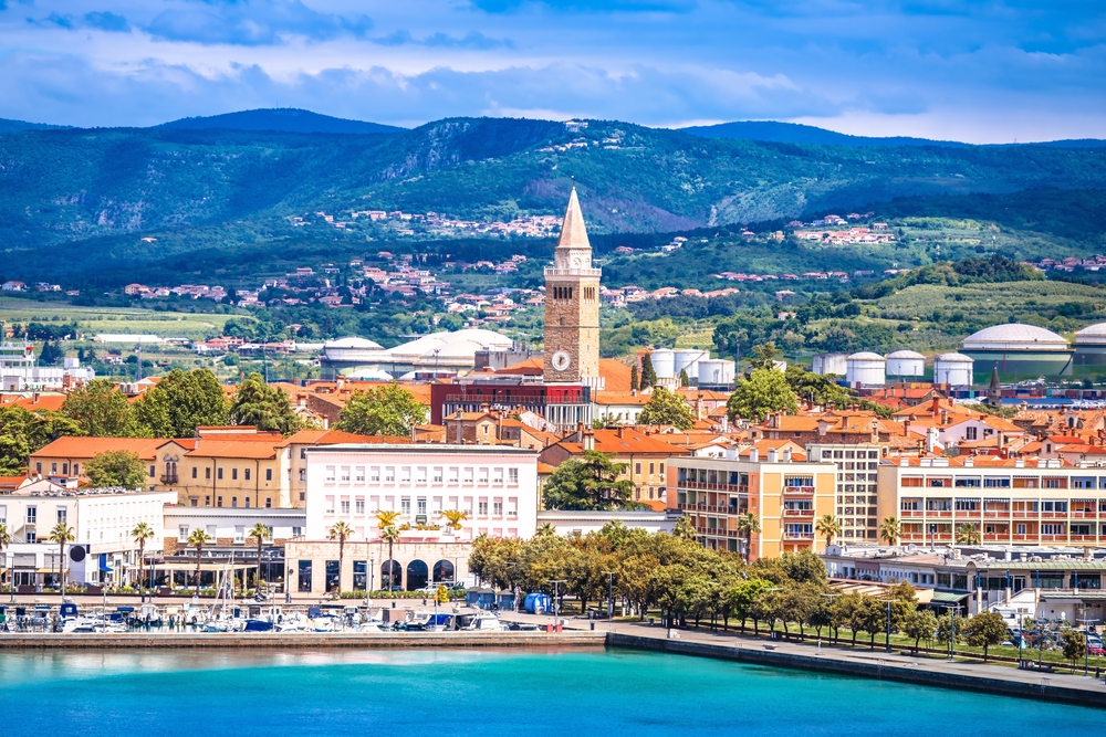 Uske kamene ulice, živopisni trgovi i građevine u stilu gotike... Foto: Shutterstock.com/xbrchx, ilustracija