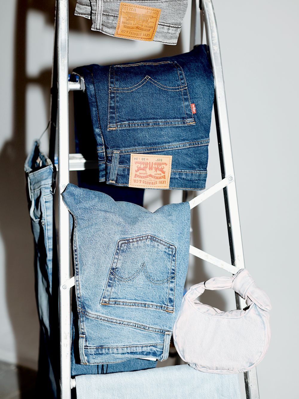 Za jedne farmerke potrebno je 1,6 metara denima, 195 metara konca, 5 dugmadi i 6 nitni... Foto: Fashion&Friends/PROMO
