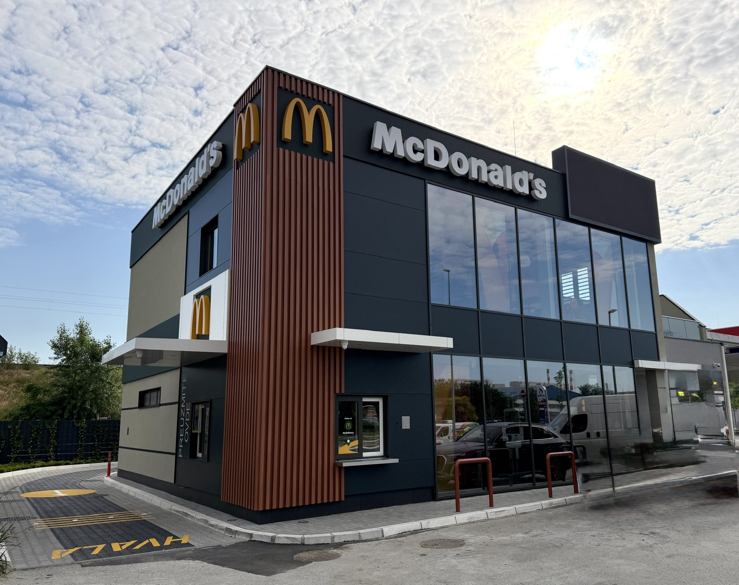 Novi restoran je otvoren u okviru benzinske stanice Petrol u bloku 41 u Beogradu; Foto: McDonalds