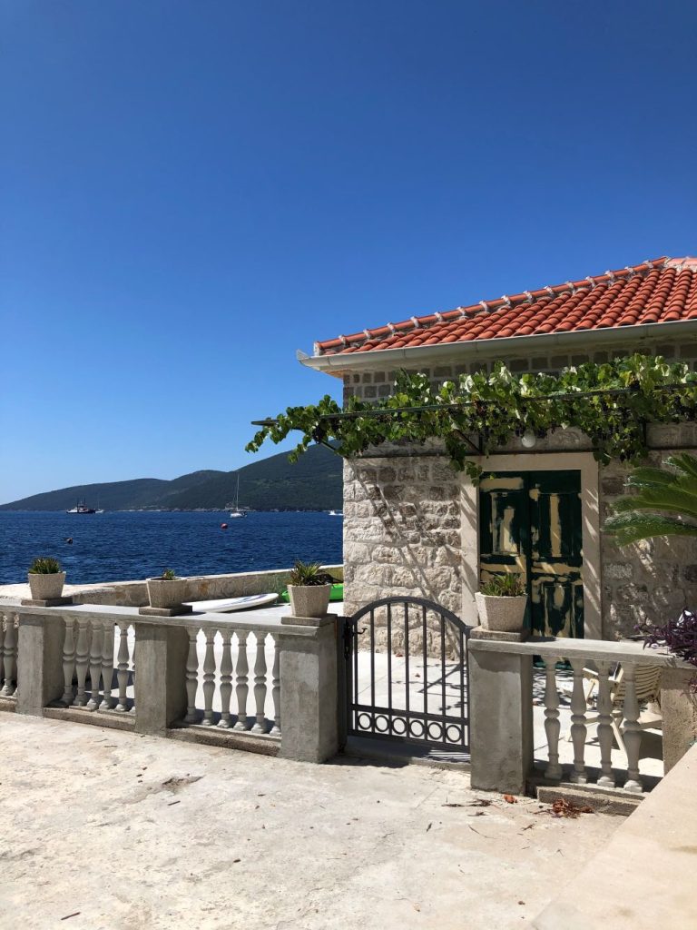 Kad dođete u Rose, dočekaju vas mir, kristalno čisto more i poseban mediteranski šarm... Foto: Maja Stanišić, privatna arhiva