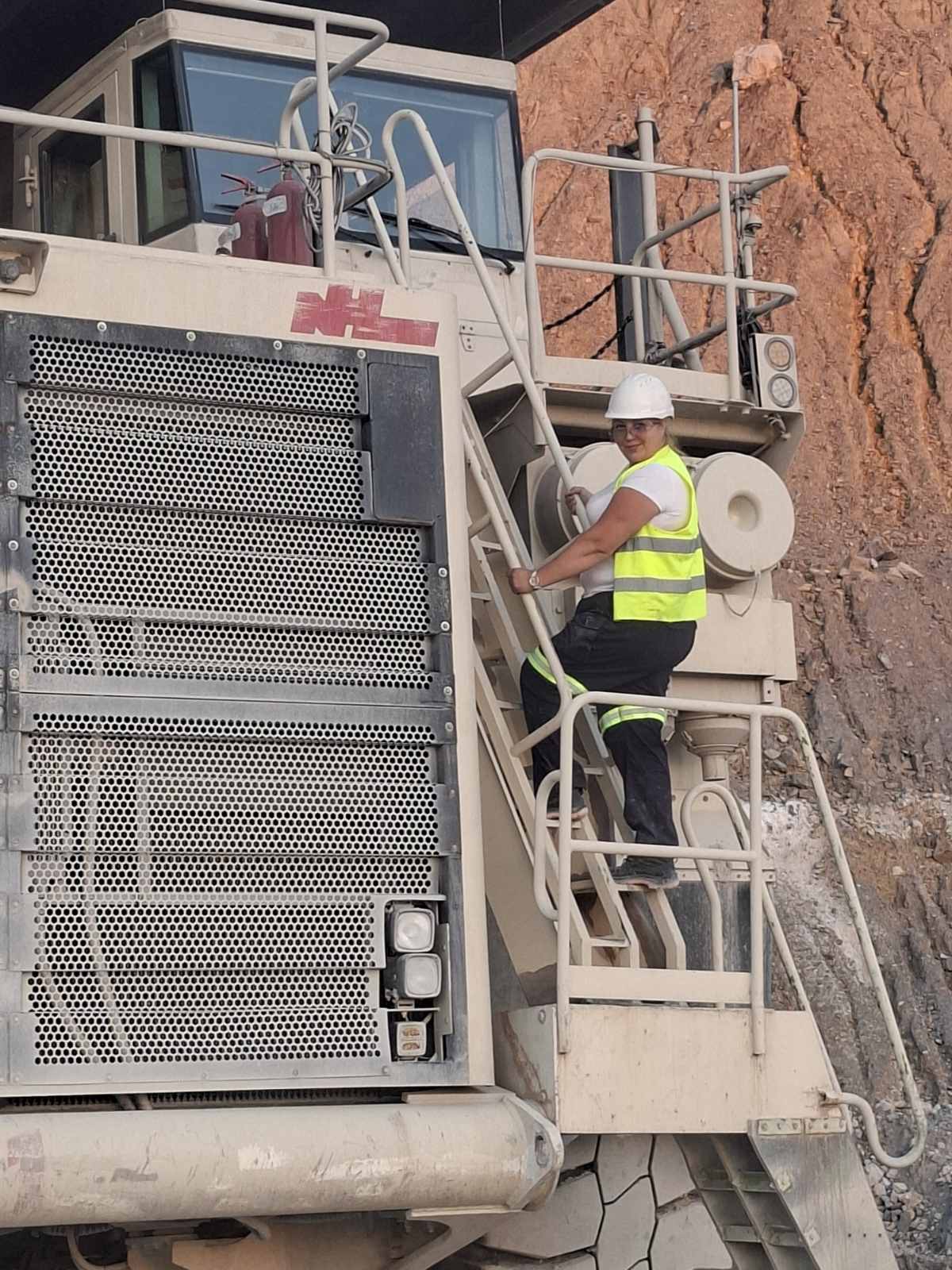 Poželela je da vozi. Danas upravlja grdosijom od 160 tona... Foto: Ivana Zdravković, privatna arhiva